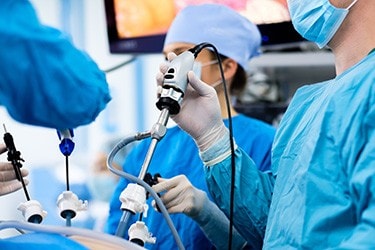 Des chirurgiens utilisent des appareils médicaux dotés de composants de connectivité avancés.