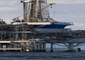 Exploração de petróleo submarino em uma plataforma de produção offshore.
