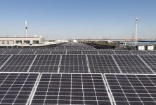 Paneles solares en el techo de la planta de TE Connectivity en Qingdao, China.
