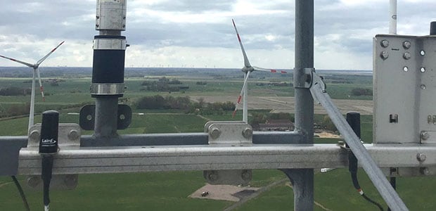 風力タービン上の TE の 4G/3G Multiband Phantom® LTE アンテナ (TRA6927M3PB-001) およびミニ GNSS 全方向性 GPS アンテナ (GPSU15P)。
