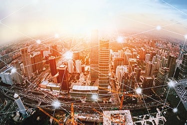 Ciudad inteligente alimentada por una red inteligente en una foto aérea.