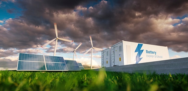 Turbina eólica y paneles solares en una estación de energías renovables.