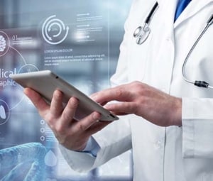 Un médecin examine les informations relatives à un patient sur une tablette.