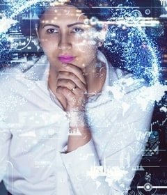 Une femme regarde des données sur un écran hologramme.