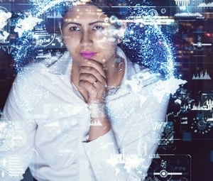 Mulher examinando dados na tela de um holograma.