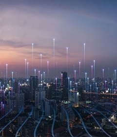 A tecnologia IoT alimenta a conectividade avançada em cidades inteligentes.