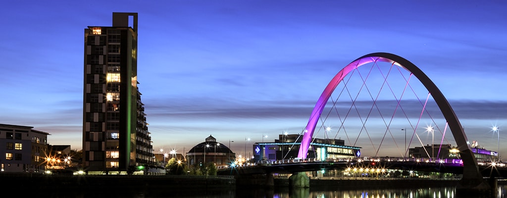 Puente de Glasgow de noche