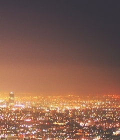 Une ville la nuit, les lumières qui traversent l'horizon brillent de mille feux.