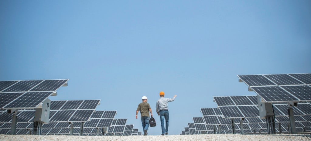 Arbeiter installieren eine PV-Anlage