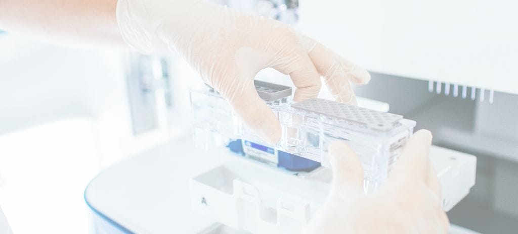 Tests syndromiques multiplex utilisant la technologie des puces microfluidiques
