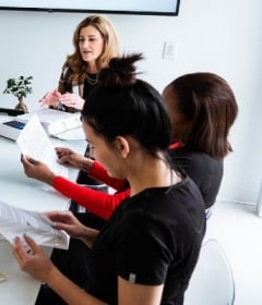 Ein Team hält ein Meeting zu einem aktuellen Projekt