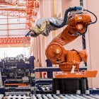 robot dans la ligne de production industrielle