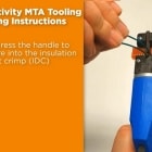 Cómo engarzar un conector MTA con una herramienta manual (inglés)